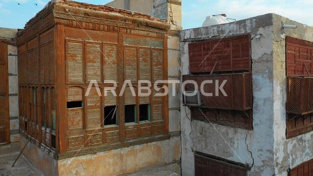 صورة جوية لمنازل قديمة ذات مشربيات خشبية في حي البلد، منطقة مكة المكرمة، جدة، المملكة العربية السعودية