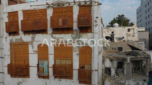 صورة جوية لمنازل قديمة ذات شرفات خشبية في حي البلد، منطقة مكة المكرمة، جدة، المملكة العربية السعودية