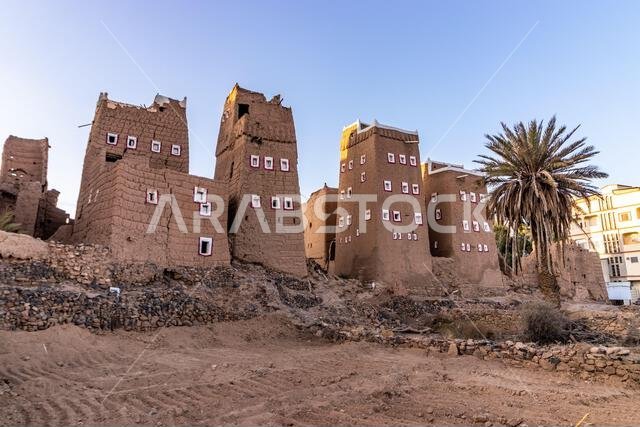 بيوت طينية تقليدية في الظهران الجنوب، المملكة العربية السعودية