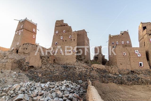 بيوت طينية تقليدية في الظهران الجنوب، المملكة العربية السعودية