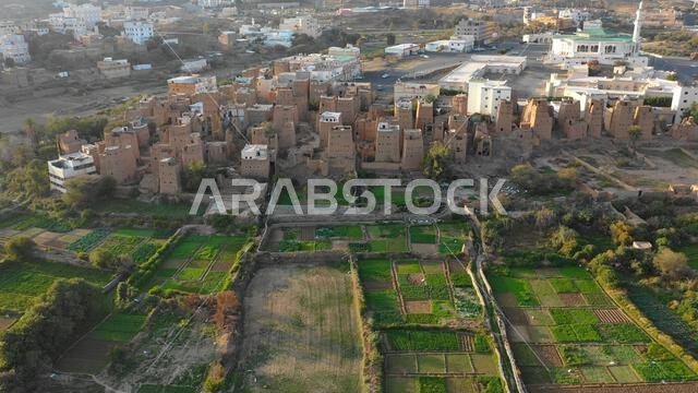 صورة جوية لقرية قديمة ذات بيوت طينية تقليدية، منطقة عسير، الظهران الجنوبي، المملكة العربية السعودية