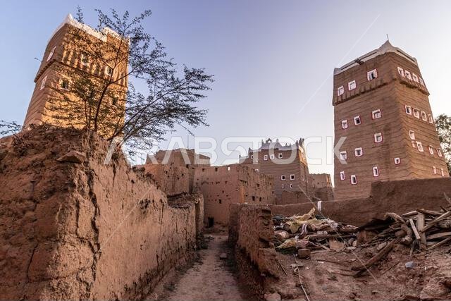 بيوت طينية تقليدية في الظهران الجنوب، المملكة العربية السعودية