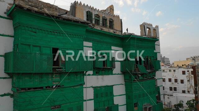 صورة جوية لمنازل قديمة ذات شرفات خشبية في حي البلد، منطقة مكة المكرمة، جدة، المملكة العربية السعودية