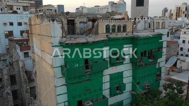 صورة جوية لمنازل قديمة ذات شرفات خشبية في حي البلد، منطقة مكة المكرمة، جدة، المملكة العربية السعودية