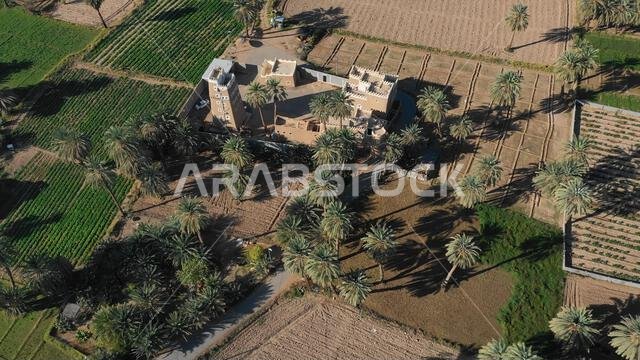 صورة جوية لقرية قديمة ذات بيوت طينية تقليدية، محافظة نجران، نجران، المملكة العربية السعودية