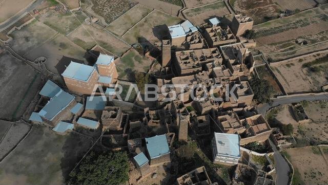 صورة جوية لمنازل مبنية من الحجر والطين ومغطاة بألواح من الأردواز في قرية الخلف، منطقة عسير، سرات عبيدة، المملكة العربية السعودية صورة جوية لمنازل مبنية من الحجر والطين ومغطاة بألواح من الأردواز في قرية الخلف، منطقة عسير، سرات عبيدة، المملكة العربية السعودية
