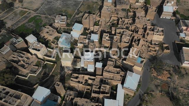 صورة جوية لمنازل مبنية من الحجر والطين ومغطاة بألواح من الأردواز في قرية الخلف، منطقة عسير، سرات عبيدة، المملكة العربية السعودية