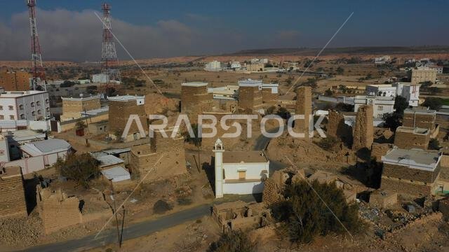 صورة جوية لمنازل مبنية من الحجر والطين ومغطاة بألواح من الأردواز في قرية الخلف، منطقة عسير، سرات عبيدة، المملكة العربية السعودية