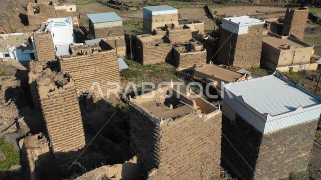صورة جوية لمنازل مبنية من الحجر والطين ومغطاة بألواح من الأردواز، منطقة عسير، سرات عبيدة، المملكة العربية السعودية صورة جوية لمنازل مبنية من الحجر والطين ومغطاة بألواح من الأردواز، منطقة عسير، سرات عبيدة، المملكة العربية السعودية