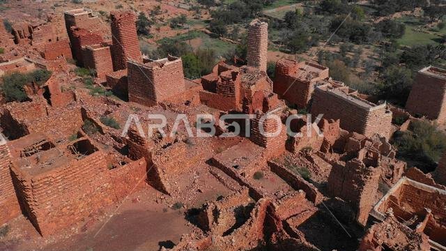 صورة جوية لمنازل مبنية من الحجر الأحمر والطين مع أسقف من الأردواز في قرية بمنطقة عسير، سرات عبيدة، المملكة العربية السعودية صورة جوية لمنازل مبنية من الحجر الأحمر والطين مع أسقف من الأردواز في قرية بمنطقة عسير، سرات عبيدة، المملكة العربية السعودية
