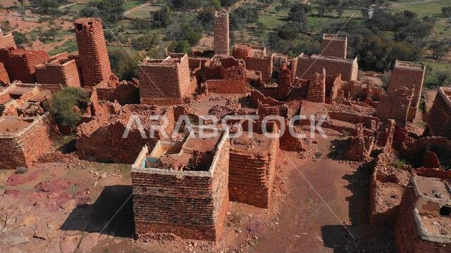 صورة جوية لمنازل مبنية من الحجر الأحمر والطين مع أسقف من الأردواز في قرية بمنطقة عسير، سرات عبيدة، المملكة العربية السعودية