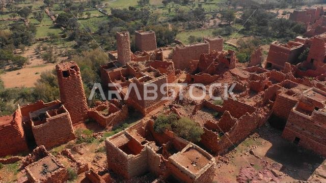 صورة جوية لمنازل مبنية من الحجر الأحمر والطين مع أسقف من الأردواز في قرية بمنطقة عسير، سرات عبيدة، المملكة العربية السعودية صورة جوية لمنازل مبنية من الحجر الأحمر والطين مع أسقف من الأردواز في قرية بمنطقة عسير، سرات عبيدة، المملكة العربية السعودية