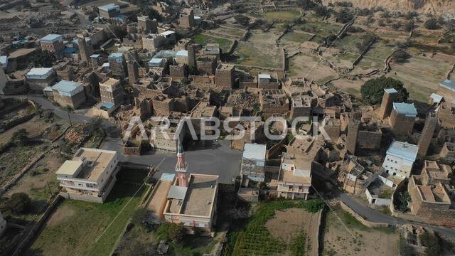صورة جوية لمنازل مبنية من الحجر والطين ومغطاة بألواح من الأردواز في قرية الخلف، منطقة عسير، سرات عبيدة، المملكة العربية السعودية