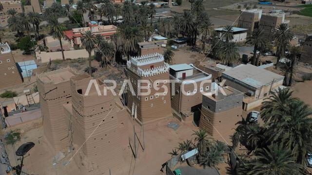 صورة جوية لقرية قديمة ذات بيوت طينية تقليدية، محافظة نجران، نجران، المملكة العربية السعودية