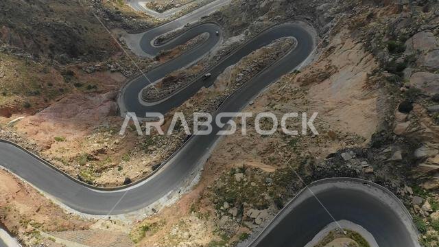 سيارة على الطريق الجبلي، محافظة جيزان، جبل الحشر، المملكة العربية السعودية سيارة على الطريق الجبلي، محافظة جيزان، جبل الحشر، المملكة العربية السعودية