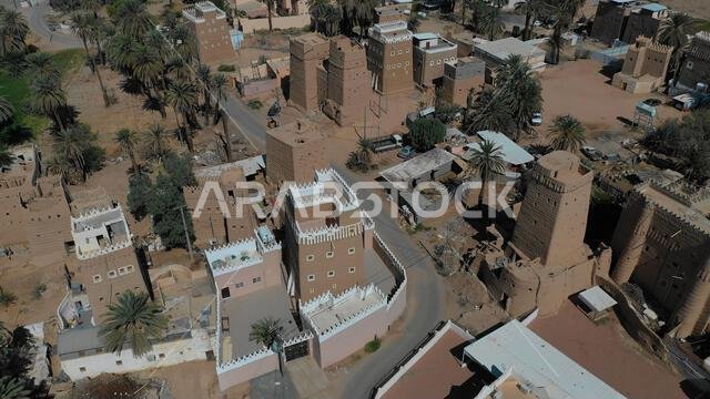 صورة جوية لقرية قديمة ذات بيوت طينية تقليدية، محافظة نجران، نجران، المملكة العربية السعودية