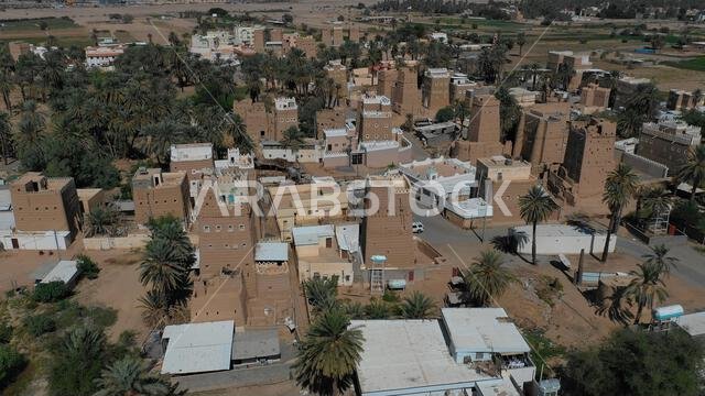 صورة جوية لقرية قديمة ذات بيوت طينية تقليدية، محافظة نجران، نجران، المملكة العربية السعودية