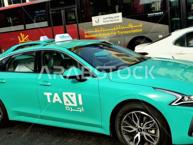 مكة المكرمة، المملكة العربية السعودية، 8 يونيو 2024: سيارة أجرة مكة المكرمة، تُستخدم لنقل حجاج بيت الله الحرام داخل وخارج المدينة المقدسة، سيارة أجرة، نوع من المركبات