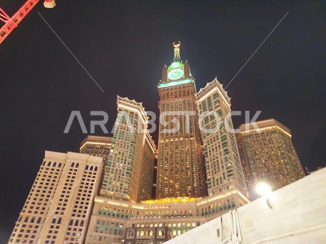 مكة المكرمة، المملكة العربية السعودية، 8 يونيو 2024: أبراج الساعة بالقرب من الكعبة المشرفة، وهو مجمع حكومي يضم سبعة فنادق شاهقة في مكة المكرمة، جزء من مشروع الملك عبد العزيز.