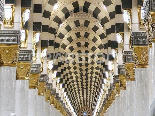 الجزء الداخلي من المسجد النبوي في المدينة المنورة، وهو موقع حج رئيسي يقع تحت إشراف خادم الحرمين الشريفين. الجزء الداخلي من المسجد النبوي في المدينة المنورة، وهو موقع حج رئيسي يقع تحت إشراف خادم الحرمين الشريفين.