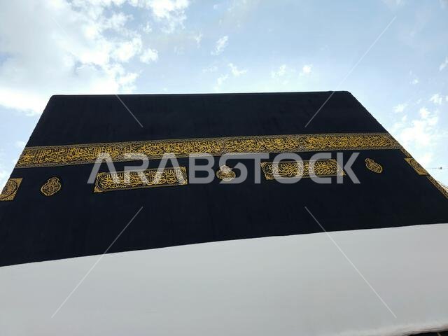 مكة المكرمة، المملكة العربية السعودية، 12 يونيو 2024: الكعبة المشرفة مرتدياً ملابس الإحرام، الكعبة هي بناء حجري يقع في قلب أهم مساجد الإسلام وأقدسها. مكة المكرمة، المملكة العربية السعودية، 12 يونيو 2024: الكعبة المشرفة مرتدياً ملابس الإحرام، الكعبة هي بناء حجري يقع في قلب أهم مساجد الإسلام وأقدسها.