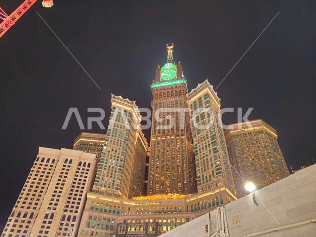 مكة المكرمة، المملكة العربية السعودية، 8 يونيو 2024: أبراج الساعة بالقرب من الكعبة المشرفة، وهو مجمع حكومي يضم سبعة فنادق شاهقة في مكة المكرمة، جزء من مشروع الملك عبد العزيز.