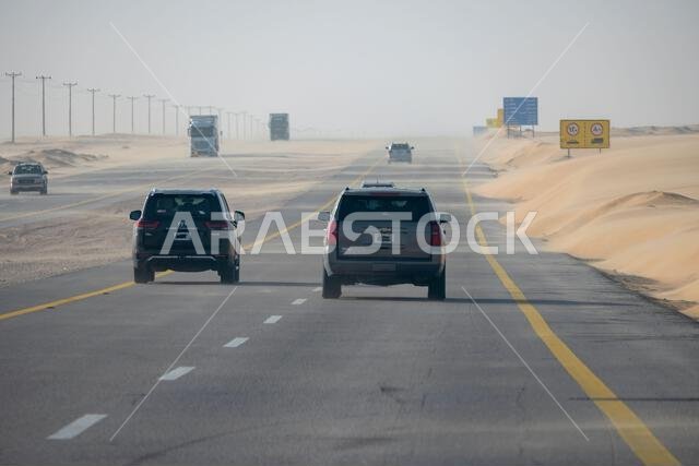 عاصفة رملية على طريق صحراوي في المملكة العربية السعودية