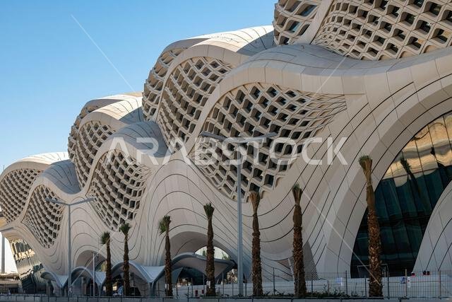 يرتفع برج صندوق الاستثمارات العامة فوق مترو الرياض الذي صممته زها حديد