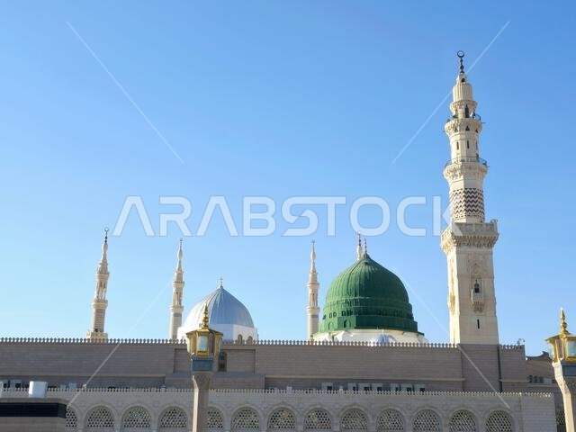 المئذنة والقبة الخضراء للمسجد النبوي، وهو موقع حج رئيسي يقع تحت إشراف حراسة الدولة. المئذنة والقبة الخضراء للمسجد النبوي، وهو موقع حج رئيسي يقع تحت إشراف حراسة الدولة.