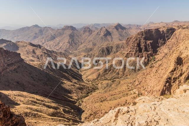 منظر طبيعي جبلي بالقرب من الظهران الجنوب، المملكة العربية السعودية