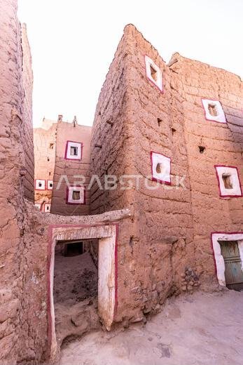 منازل تقليدية مبنية من الطوب اللبن في الظهران الجنوب، المملكة العربية السعودية