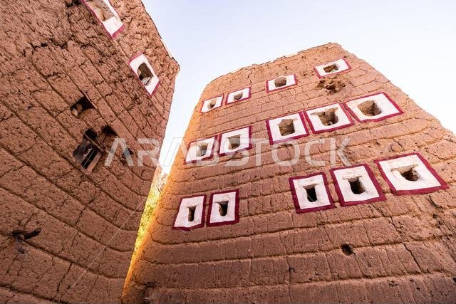 منازل تقليدية مبنية من الطوب اللبن في الظهران الجنوب، المملكة العربية السعودية