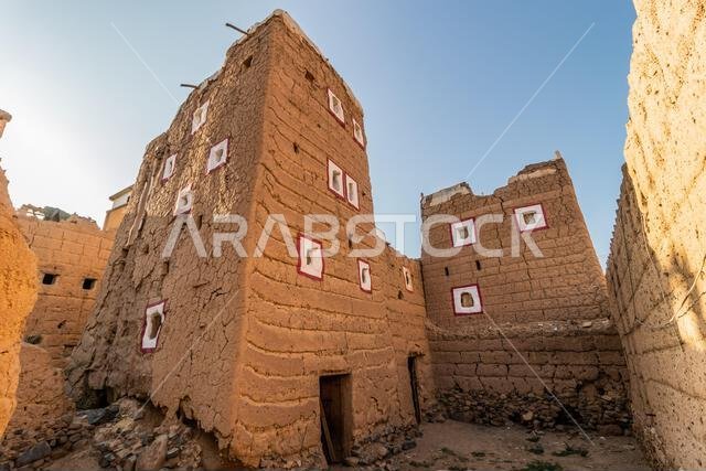 منازل تقليدية مبنية من الطوب اللبن في الظهران الجنوب، المملكة العربية السعودية