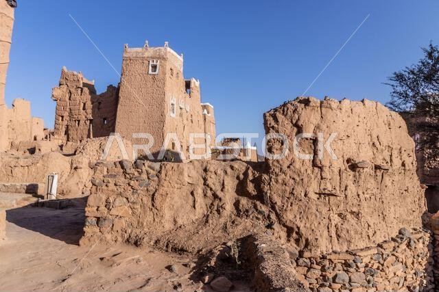 منازل تقليدية مبنية من الطوب اللبن في الظهران الجنوب، المملكة العربية السعودية