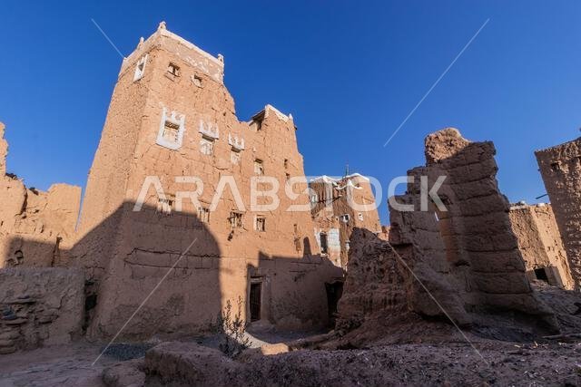 منازل تقليدية مبنية من الطوب اللبن في الظهران الجنوب، المملكة العربية السعودية