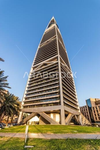 الرياض، المملكة العربية السعودية - 30 نوفمبر 2021: برج الفيصلية في الرياض، المملكة العربية السعودية