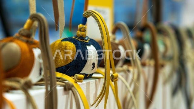 الدوحة، قطر - 27 سبتمبر 2024: غطاء رأس صقر معروض بأناقة، يُبرز تصميمه المعقد وحرفيته العالية، وهو ضروري للتدريب و الدوحة، قطر - 27 سبتمبر 2024: غطاء رأس صقر معروض بأناقة، يُبرز تصميمه المعقد وحرفيته العالية، وهو ضروري للتدريب و