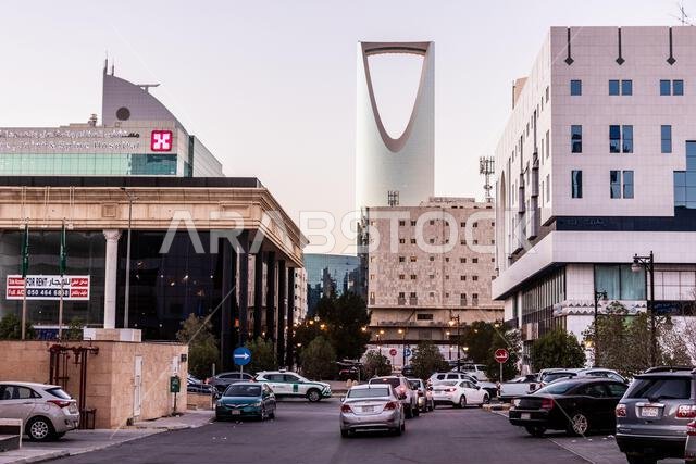 الرياض، المملكة العربية السعودية - 30 نوفمبر 2021: زقاق بالقرب من مبنى مركز المملكة في الرياض، المملكة العربية السعودية