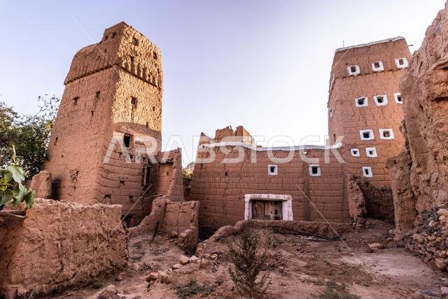 بيوت طينية تقليدية في الظهران الجنوب، المملكة العربية السعودية