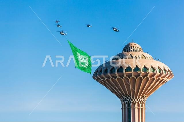 احتفالاً باليوم الوطني الرابع والتسعين للمملكة العربية السعودية: استعراض علم المملكة العربية السعودية بواسطة طائرة هليكوبتر في سماء مدينة الخبر، المملكة العربية السعودية. 27 سبتمبر 2024.