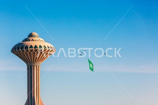 احتفالاً باليوم الوطني الرابع والتسعين للمملكة العربية السعودية: استعراض علم المملكة العربية السعودية بواسطة طائرة هليكوبتر في سماء مدينة الخبر، المملكة العربية السعودية. 27 سبتمبر 2024.
