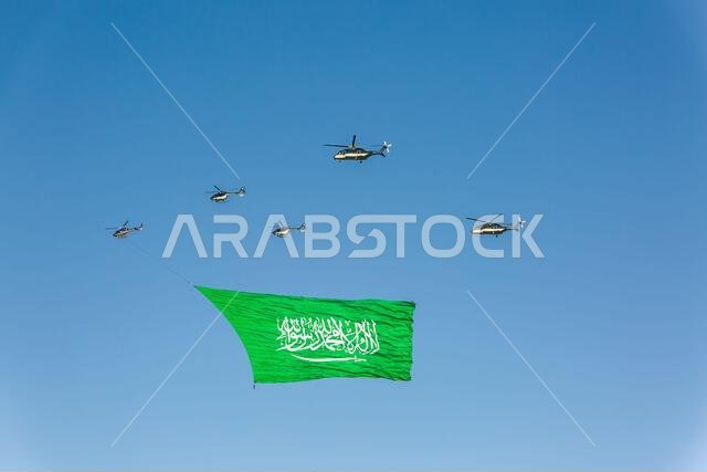 احتفالاً باليوم الوطني الرابع والتسعين للمملكة العربية السعودية: استعراض علم المملكة العربية السعودية بواسطة طائرة هليكوبتر في سماء مدينة الخبر، المملكة العربية السعودية. 27 سبتمبر 2024.