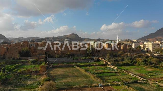 صورة جوية لقرية قديمة ذات بيوت طينية تقليدية، منطقة عسير، الظهران الجنوبي، المملكة العربية السعودية