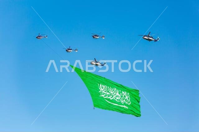 احتفالاً باليوم الوطني الرابع والتسعين للمملكة العربية السعودية: استعراض علم المملكة العربية السعودية بواسطة طائرة هليكوبتر في سماء مدينة الخبر، المملكة العربية السعودية. 27 سبتمبر 2024. احتفالاً باليوم الوطني الرابع والتسعين للمملكة العربية السعودية: استعراض علم المملكة العربية السعودية بواسطة طائرة هليكوبتر في سماء مدينة الخبر، المملكة العربية السعودية. 27 سبتمبر 2024.
