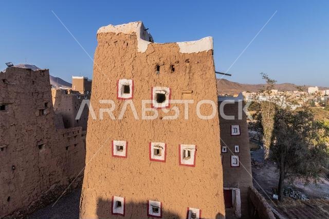 منازل تقليدية مبنية من الطوب اللبن في الظهران الجنوب، المملكة العربية السعودية