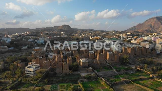 صورة جوية لقرية قديمة ذات بيوت طينية تقليدية، منطقة عسير، الظهران الجنوبي، المملكة العربية السعودية صورة جوية لقرية قديمة ذات بيوت طينية تقليدية، منطقة عسير، الظهران الجنوبي، المملكة العربية السعودية