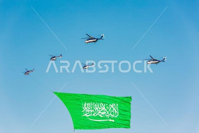 احتفالاً باليوم الوطني الرابع والتسعين للمملكة العربية السعودية: استعراض علم المملكة العربية السعودية بواسطة طائرة هليكوبتر في سماء مدينة الخبر، المملكة العربية السعودية. 27 سبتمبر 2024.