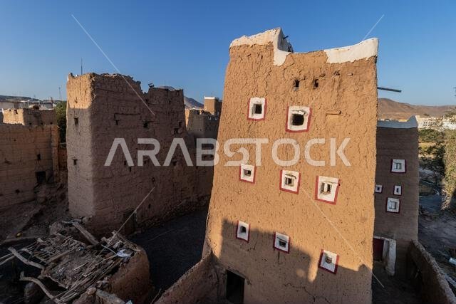 منازل تقليدية مبنية من الطوب اللبن في الظهران الجنوب، المملكة العربية السعودية