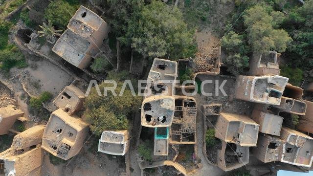 صورة جوية لقرية قديمة ذات بيوت طينية تقليدية، منطقة عسير، الظهران الجنوبي، المملكة العربية السعودية