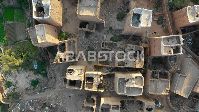 صورة جوية لقرية قديمة ذات بيوت طينية تقليدية، منطقة عسير، الظهران الجنوبي، المملكة العربية السعودية